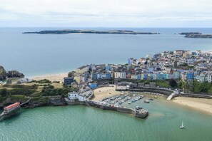 A coastal town with a harbor, sandy beach, and a mix of colorful buildings. - Puffins Nest, Tenby - Two Bedroom Cottage, Sleeps 4 (Tenby)