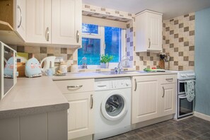 Fridge, microwave, toaster, cookware/dishes/utensils - Mynydd Crwn Bach, Clynderwen (Clynderwen)