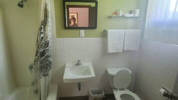 Toallas, jabón, shampoo, papel de baño