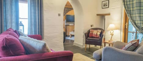 テレビ、暖炉、DVD プレーヤー