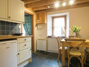 ثلاجة، فرن، غسالة أطباق، محمصة خبز