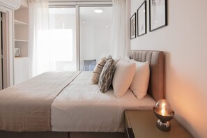 Luksussuite, sjøutsikt | 1 soverom, safe på rommet, blendingsgardiner og strykejern/-brett