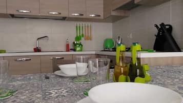 Een koelkast, een oven, een koffiezetapparaat/waterkoker