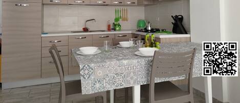 Køleskab, ovn, kaffe-/temaskine, køkkentøj/tallerkener/redskaber