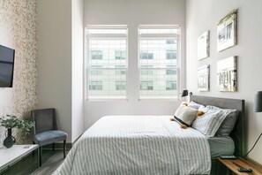 Een bureau, een strijkplank/strijkijzer, reisbedje, gratis wifi
