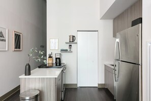 Réfrigérateur, micro-ondes, four, plaque de cuisson