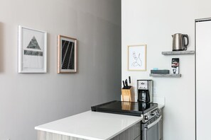 Køleskab, mikrobølgeovn, ovn, kogeplade