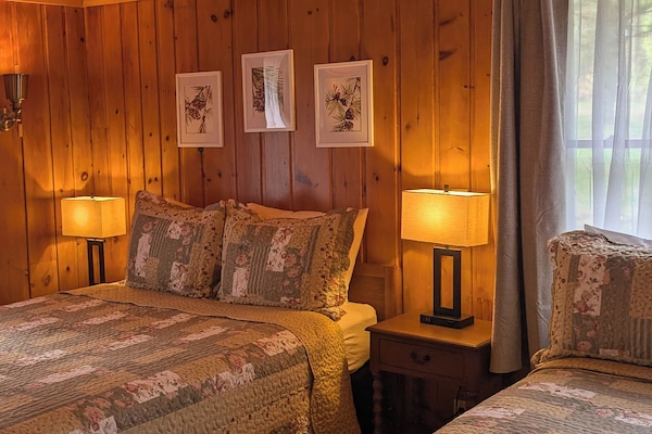 One Bedroom Cabin with Kitchen & Enclosed Porch (Pet Friendly) | 2 bedrooms, iron/ironing board, free WiFi, bed sheets