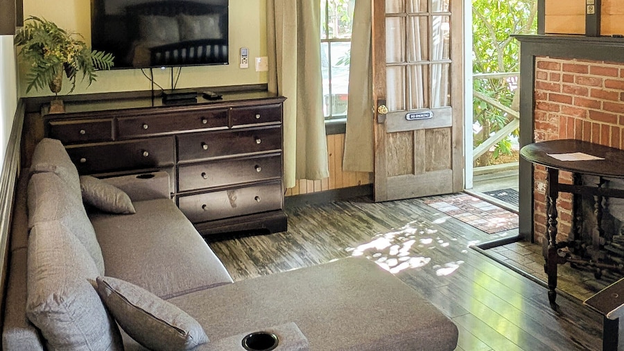 Hinckleys Dreamwood Cottages