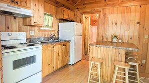 Comfort-Ferienhütte, 1 Queen-Bett und Schlafsofa, Küche | Eigene Küche | Mini-Kühlschrank, Mikrowelle, Wasserkocher mit Kaffee-/Teezubehör
