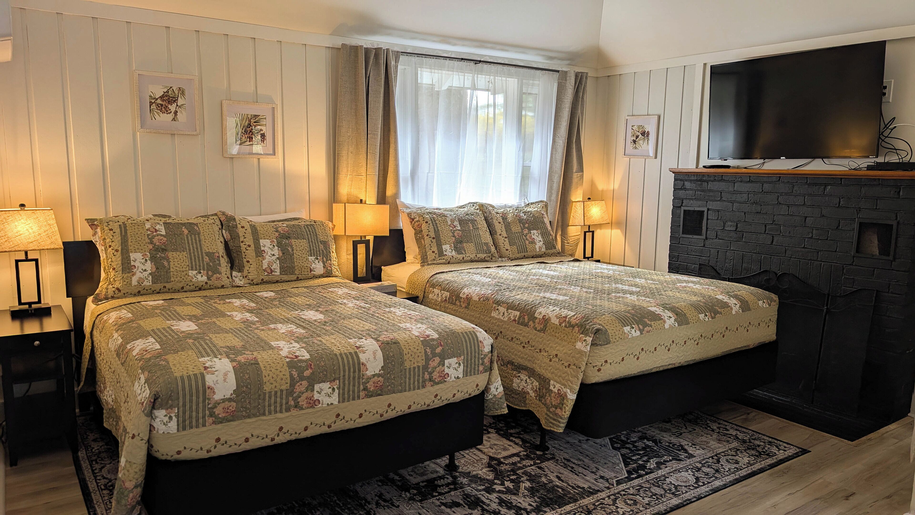 One Bedroom Cabin with Kitchen & Enclosed Porch (Pet Friendly) | Iron/ironing board, free WiFi, bed sheets