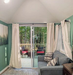 Cabane Luxe, 1 grand lit et 1 canapé-lit, bain à remous