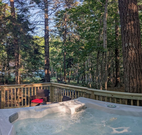 Luxury Cabin with Hot Tub | Terrace/patio