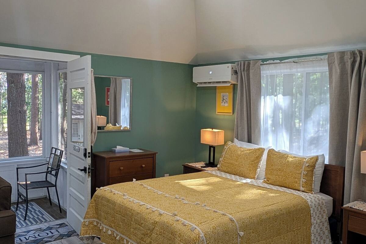 1 Bedroom Cabin with Kitchen and Enclosed Porch (Pets Not Allowed) | Iron/ironing board (on request), free WiFi, bed sheets
