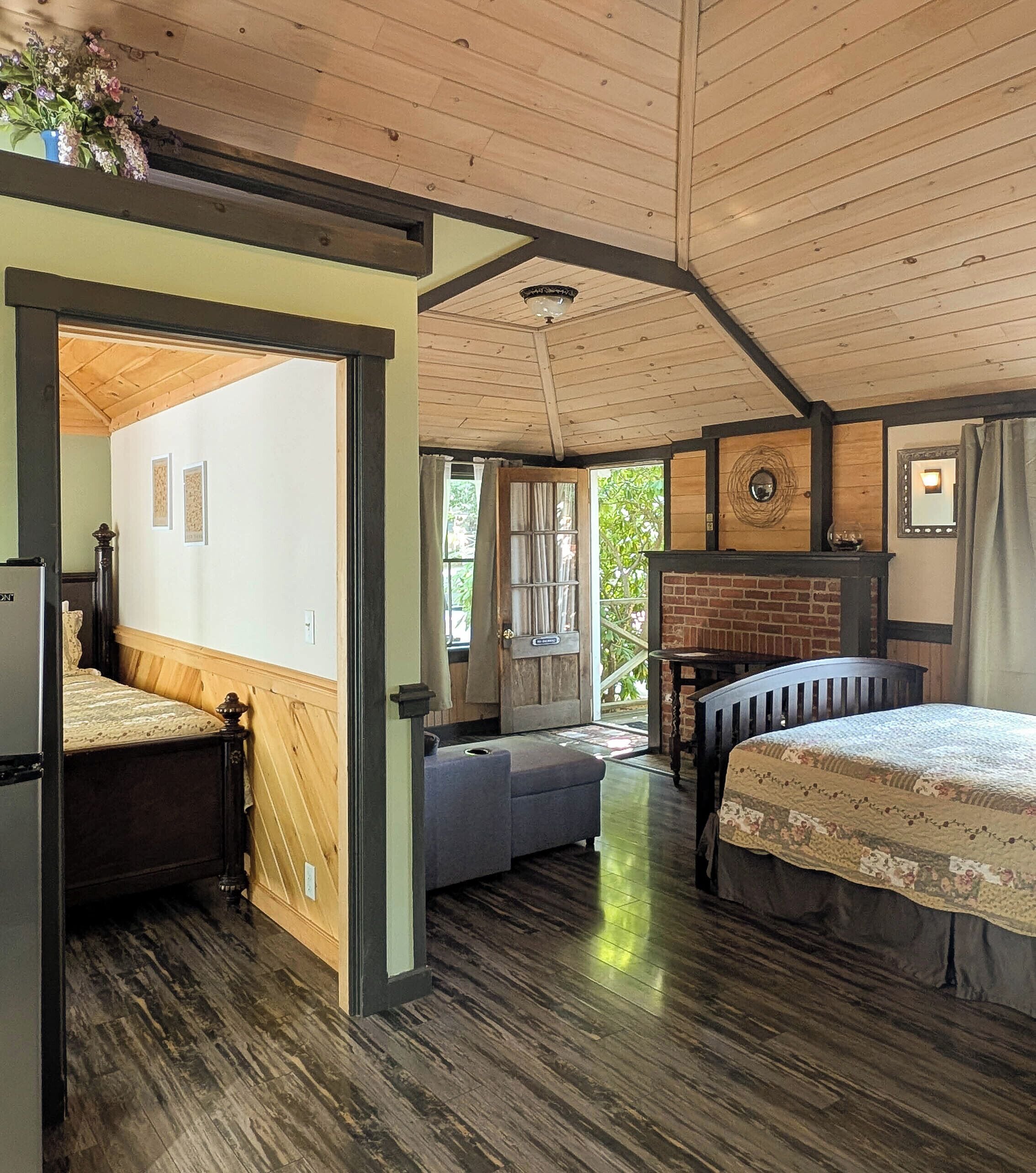 Cabana tradicional, 1 quarto, varanda (Pets Allowed) | Área de estar | TV de tela plana