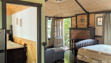 Cabana tradicional, 1 quarto, varanda (Pets Allowed) | Área de estar | TV de tela plana