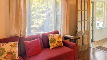 Cabana conforto, 2 quartos, cozinha (Pets Allowed) | Área de estar | TV de tela plana