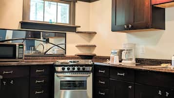 Chalet rustique traditionnel, 1 chambre, cuisine | Cuisine privée | Mini-réfrigérateur, four à micro-ondes, cafetière-théière, grille-pain