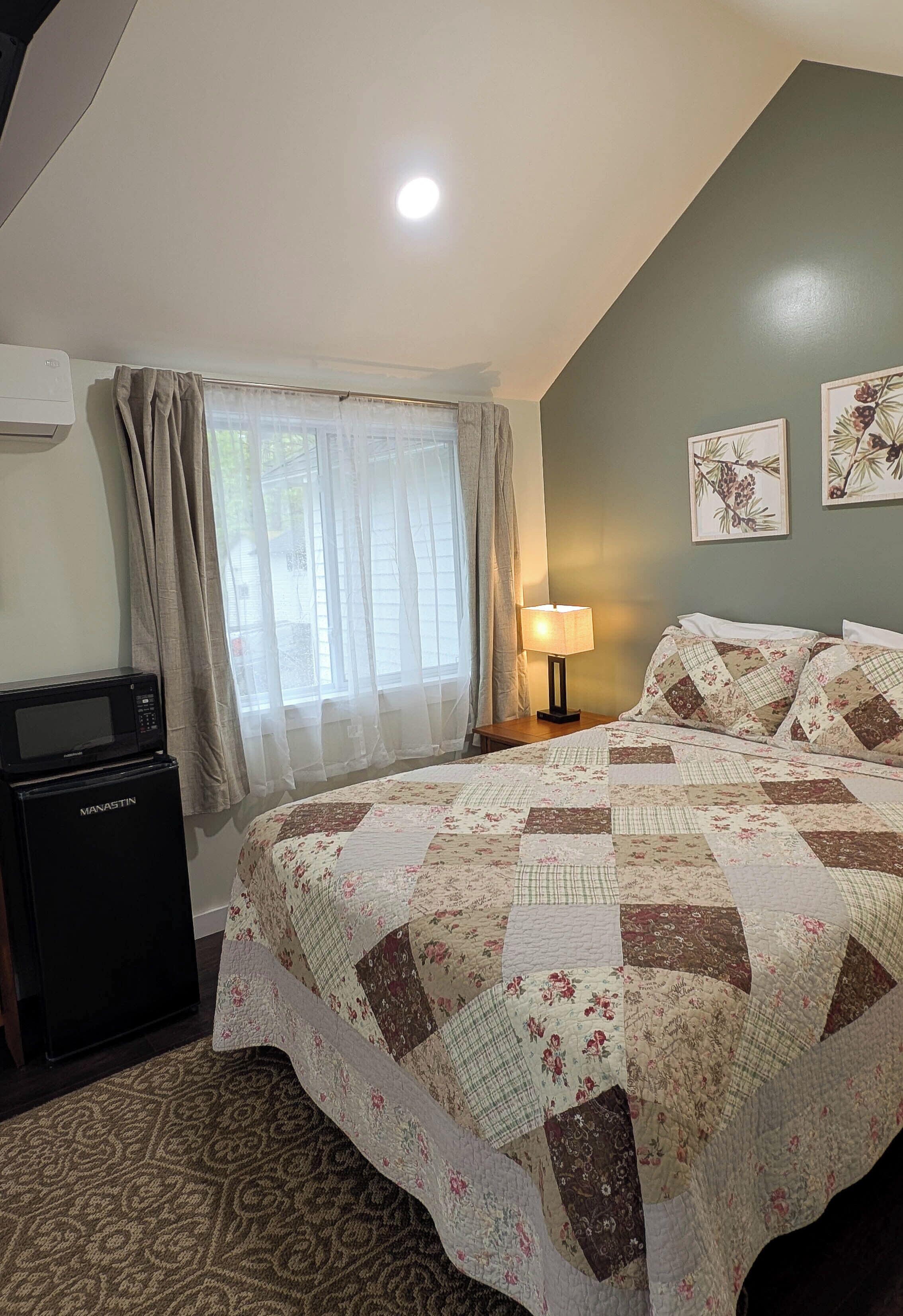 One Bedroom Cabin with Living Room & Deck | Iron/ironing board, free WiFi, bed sheets