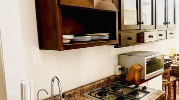 Departamento panorámico | Cocina privada | Refrigerador con congelador, microondas, horno y parrilla de estufa