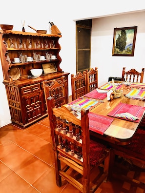 Apartamento família | Opções para refeição no quarto