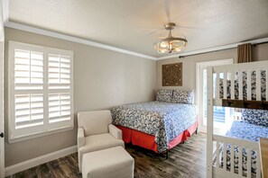 5 bedrooms, desk, iron/ironing board, WiFi