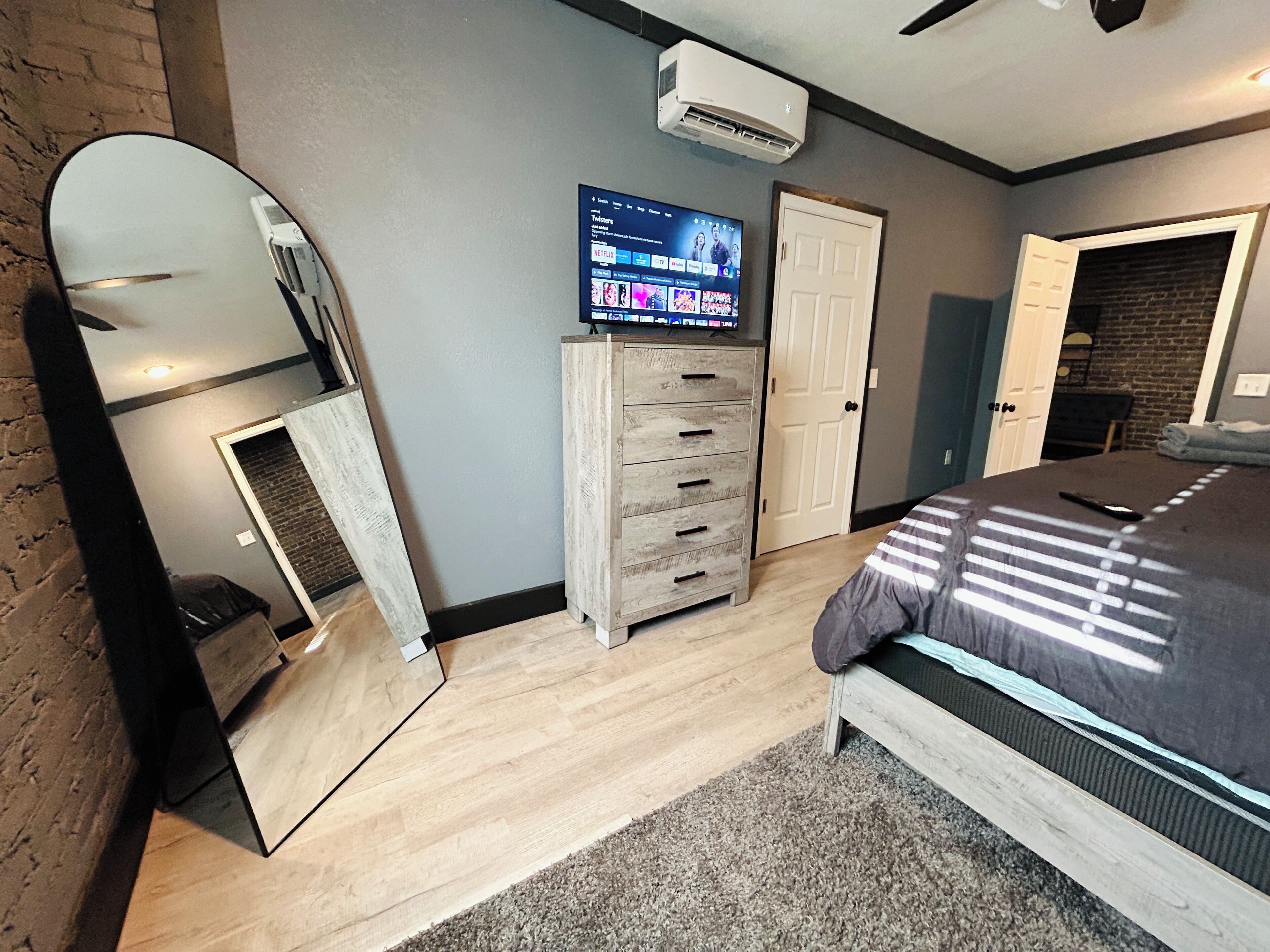2 habitaciones, tabla de planchar con plancha, wifi y ropa de cama 