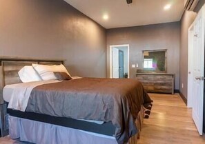 2 bedrooms, iron/ironing board, Internet, bed sheets