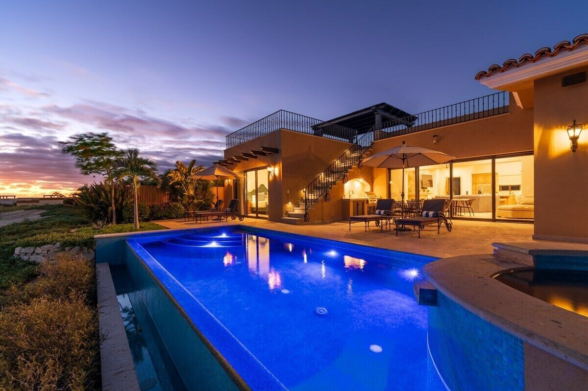 Una piscina al aire libre