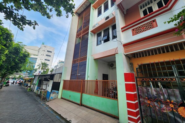 Exterior - Hotel O Abang Homestay Syariah (Surabaya)