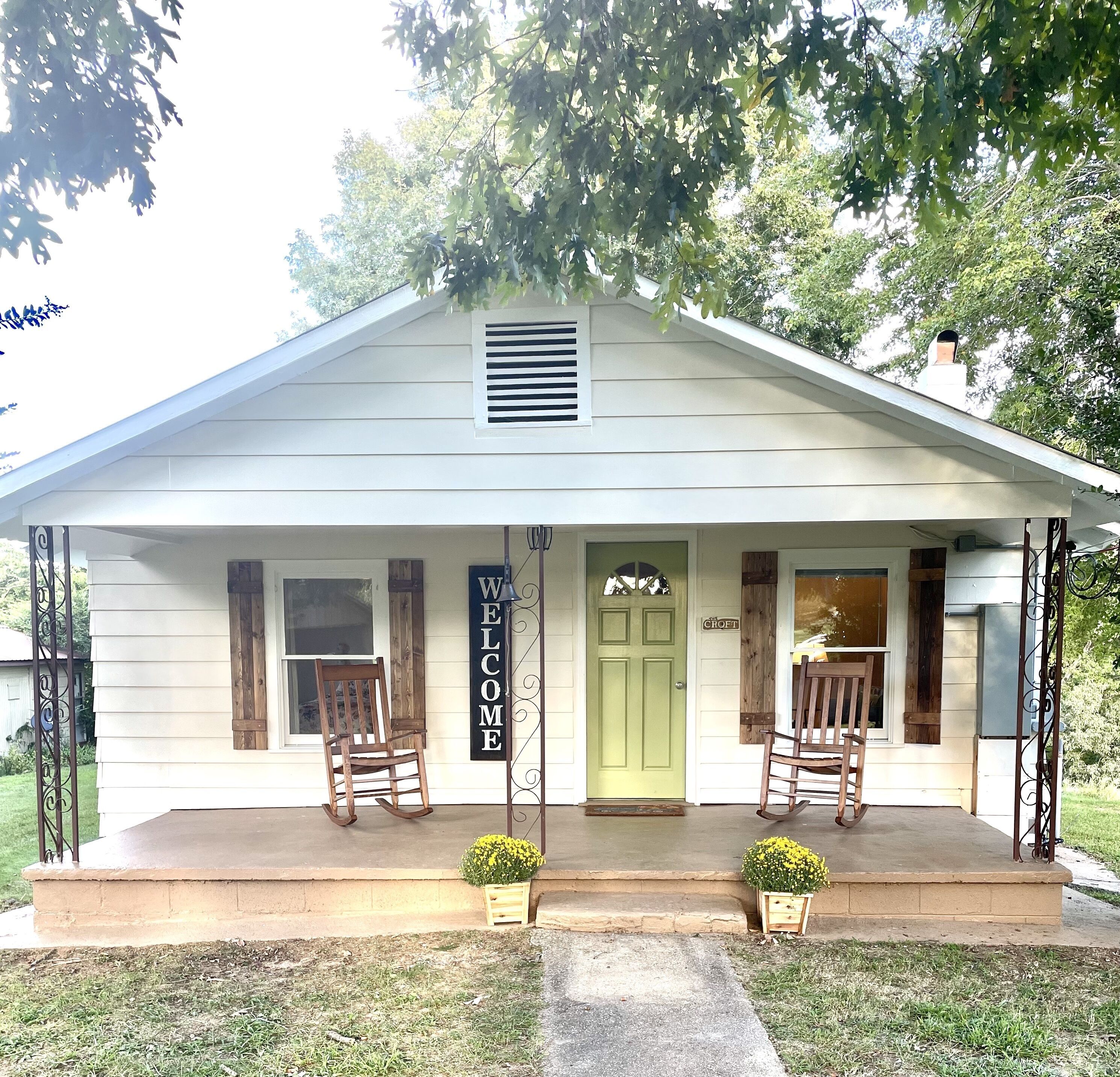Peaceful cottage on 12 acres, easy access to Lake Lure and all local activities.