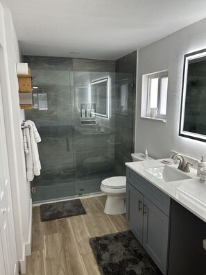 Douche, sèche-cheveux, serviettes fournies, savon