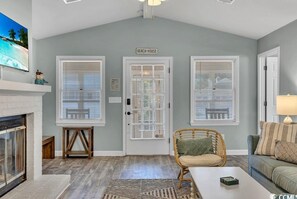 Living area - Welcome to the Birds Nest at 73 Eutaw Lane.  (Pawleys Island)