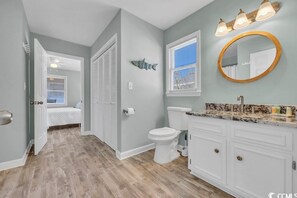 Een haardroger, handdoeken, zeep, shampoo