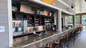 Bar (on property) - The Tennessee Pearl: lakefront, pool, amazing views & lake toys (Winchester)