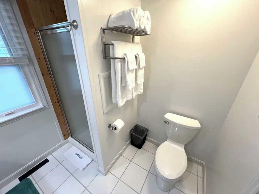Een douche, een haardroger, handdoeken