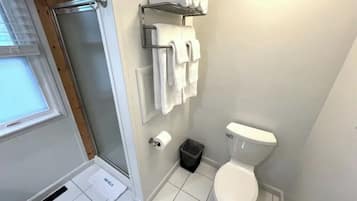 Een douche, een haardroger, handdoeken