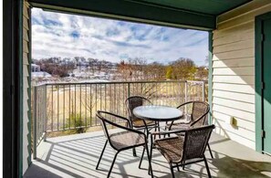 Outdoor dining - Tranquility with perfect location. Walk in unit NO STAIRS Golf course view  (Branson)