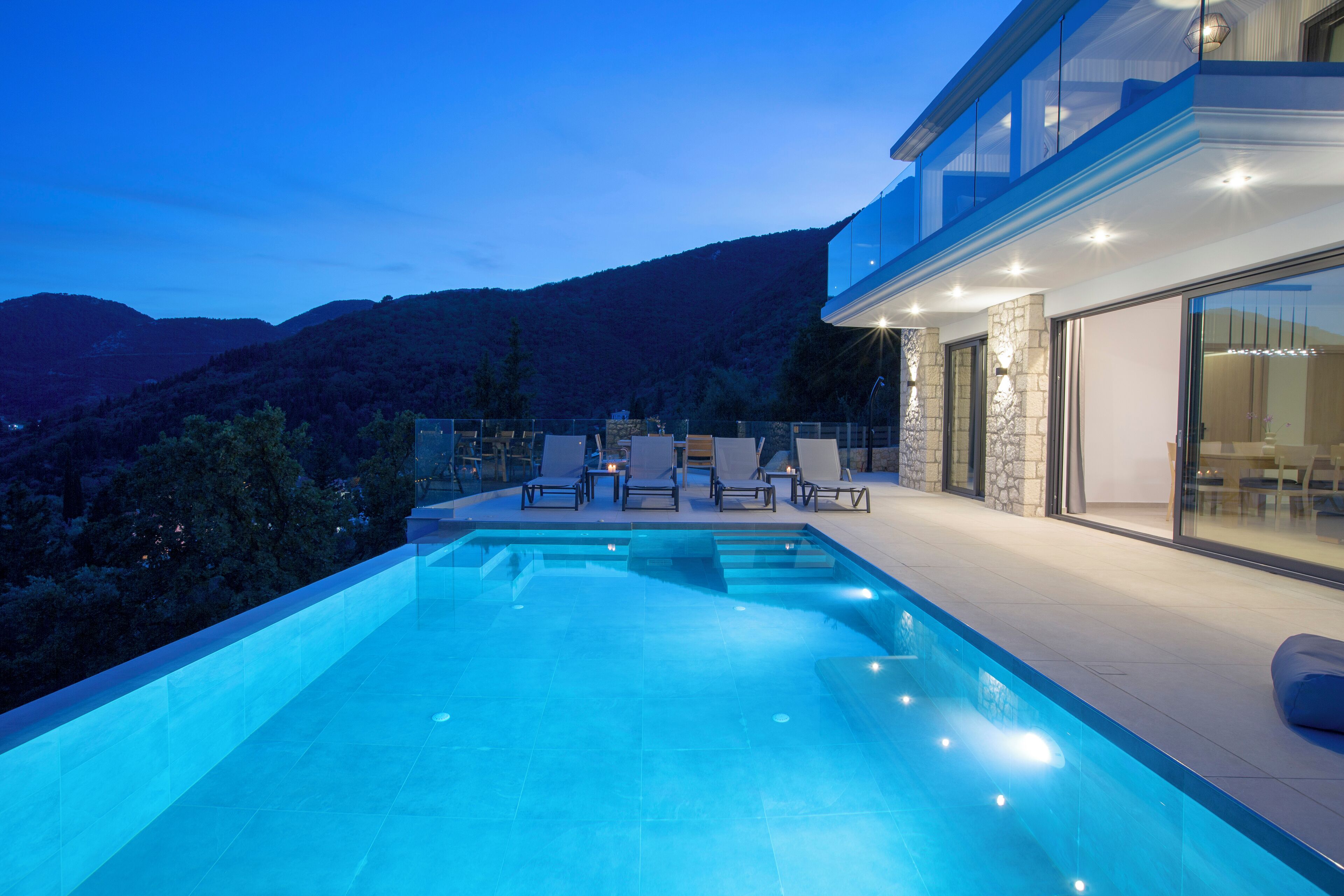 حمام سباحة خاص