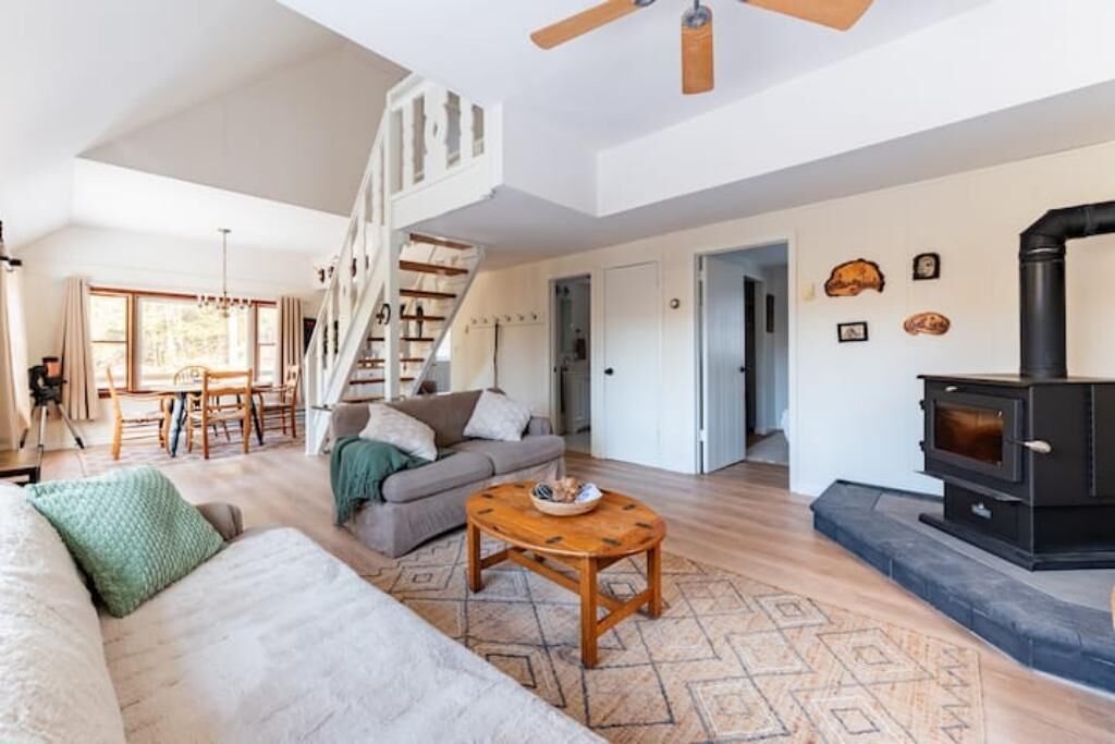 Smart TV, fireplace, stereo