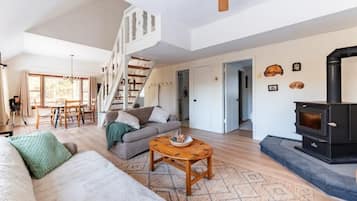 Smart TV, fireplace, stereo