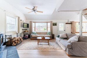 Smart-tv, eldstad och en stereo