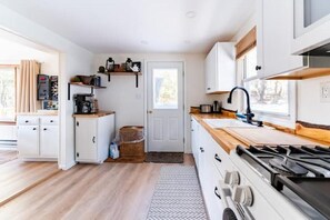 Kylskåp, mikrovågsugn, ugn och spishäll