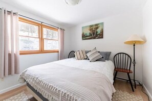 3 bedrooms, desk, free WiFi, bed sheets