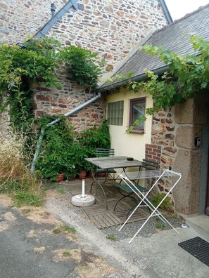 Outdoor dining - Petite Maison Bretonne à 1 km de la Plage des Rosaires (Plérin)