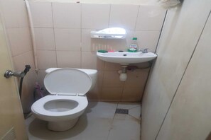 Bathroom - OYO 93863 Dv Homestay Syariah Genteng (Surabaya)