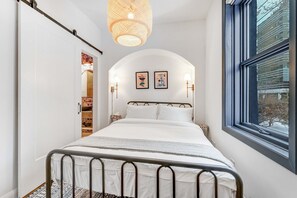 Junior Room, 1 Queen Bed, Non Smoking, Private Bathroom | 1 bedroom, desk, laptop workspace, iron/ironing board - The Don Club (Ottawa)