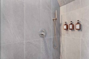 Junior Room, 1 King Bed, Non Smoking, Private Bathroom | Bathroom | Shower, rainfall showerhead, hair dryer, towels - The Don Club (Ottawa)