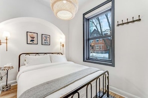 Junior Room, 1 Queen Bed, Non Smoking, Private Bathroom | 1 bedroom, desk, laptop workspace, iron/ironing board - The Don Club (Ottawa)