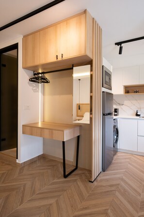 Fridge, microwave, oven, stovetop - Glaros Twin, Flats w. Private Garden near Beach
(Daratsos)